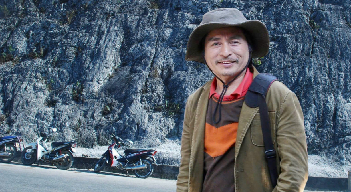 Họa sỹ Ngô Xuân Khôi bằng lòng là người đứng sau.